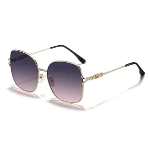 Lunettes de soleil oversize tendance dégradées pour femmes avec monture dorée élégante.