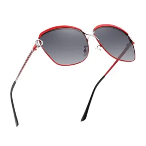 Occhiali da sole donna grande montatura metallo con sopracciglio rosso lenti sfumate stile moda