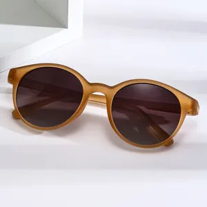 Lunettes de soleil rondes polarisées pour homme avec monture texturée pour l'extérieur.