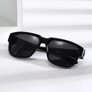 Lunettes de soleil polarisées rétro pour hommes avec monture noire épaisse pour conduite.
