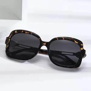 Grandes lunettes de soleil ecaille de tortue pour femme, style retro chic UV400.