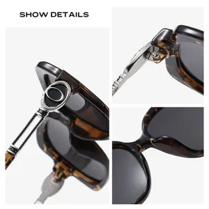 Lunettes de soleil oversize écaille classiques avec charnières métal et décor élégant.