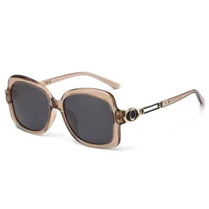 Grandes lunettes de soleil carrees pour femmes, degrade marron protection UV.