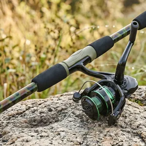 Detalle de caña de pesca, caña telescópica de carbono con carrete, equipo de pesca.
