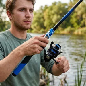 Vista detallada de la caña spinning portátil de 1,8m y carrete camuflaje para la pesca al aire libre.
