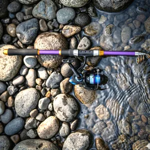 Gros plan détaillé de la canne à pêche télescopique violette et du moulinet bleu sur des galets.