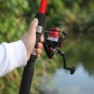 Detalle del juego de caña de pescar y carrete, caña telescópica de carbono para pesca al aire libre.