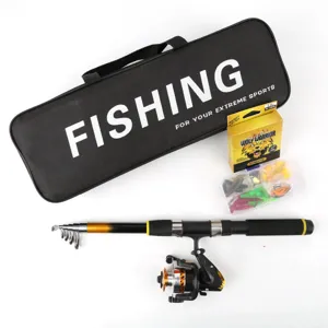 Detalle del juego de caña de pesca telescópica con carrete, caja y bolsa de equipo.