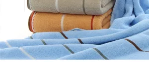 Set di asciugamani da bagno a righe in puro cotone assorbente per uso quotidiano domestico.