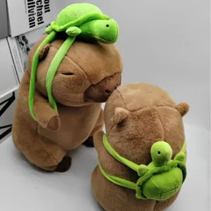Suesse Capybara Plueschfigur mit einer niedlichen gruenen Schildkroeten Rucksack Puppe.