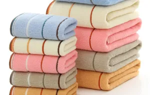 Set di asciugamani da bagno a righe in puro cotone, morbidi e assorbenti per uso domestico.