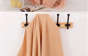 Pure cotton solid color bath towel detail view, soft and absorbent household daily use towel.