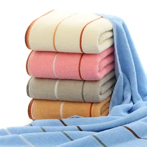 Set di asciugamani da bagno in cotone a righe, morbido e molto assorbente per uso quotidiano.
