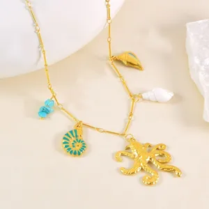 Gouden zeeleven halsketting met grote octopus schelp hanger en bamboe ketting.