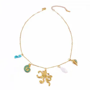Goudkleurige ketting met oceaanthematiek, voorzien van octopus, nautilus en schelpen.