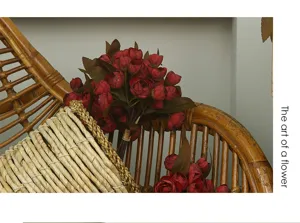 Detailansicht eines künstlichen Teerosen-Blumenstraußes im Korb für die Heimdekoration.