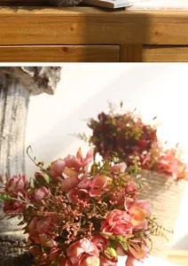 Primo piano di un bouquet di fiori artificiali retrò di rose e ortensie, decorazione.