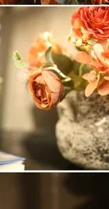 Nahaufnahme Detail künstlicher Retro-Rosen Blumenstrauß in rustikaler strukturierter Vase.