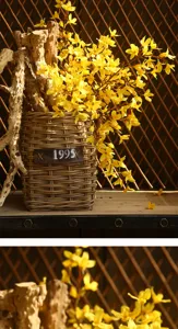 Fleurs artificielles de forsythia jaunes en panier d'osier décoration d'intérieur design