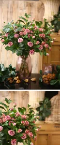 Bouquet di rose artificiali con vaso in vetro decorazione per la casa elegante