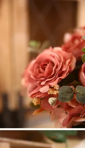 Nahaufnahme von künstlichen rosa Rosen im Makrodesign für elegante Tischdekoration