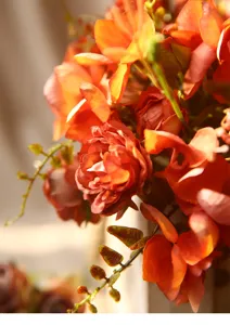 Primo piano dettaglio del bouquet di rose artificiali arancioni retrò petali in tessuto.
