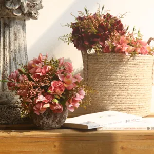 Bellissimo bouquet di fiori artificiali di rose ortensie per decorazione casa foto.