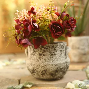 Mazzo di rose e ortensie artificiali retrò in vaso di ceramica rustico per la decorazione.
