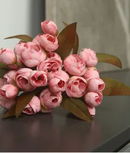 künstlicher rosa tee rosen blumenstrauß detail nahaufnahme für die inneneinrichtung