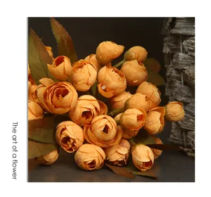 Detail der künstlichen Teerosen Blumenstrauß, frische Stil Seide Blumen Dekor für Wohnzimmer.