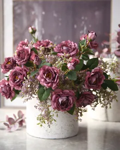 Composizione di fiori artificiali di peonia autunnale retro per decorazione soggiorno casa.