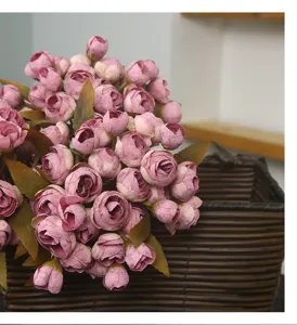 Detailansicht künstlicher Teerosen Blumenstrauß, elegante Heimdeko Seidenblumen Gesteck.