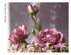 Vista dettagliata di peonia artificiale color autunno vintage per decorazione casa floreale.