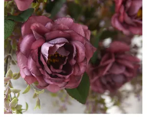 Primo piano dettaglio peonia artificiale vintage autunno, elegante decoro casa.