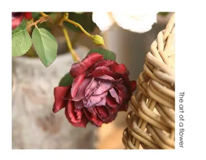 Fiore di rosa artificiale rosso scuro retrò salotto di casa dettaglio composizione floreale