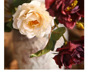 Vista dettagliata di Peonie artificiali vintage autunnali, decorazione floreale casa.