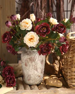 Bouquet di rose peonie artificiali autunnali vintage con vaso in ceramica decoro