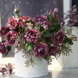 Fiori artificiali di peonia autunnale vintage in vaso bianco maculato per elegante decorazione.