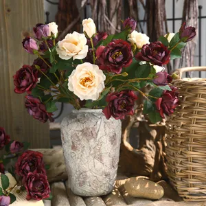 Bellissimo bouquet di fiori di peonia artificiali autunnali retrò con vaso decorativo.