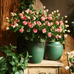 Composizione di rose artificiali con vaso in ceramica decorazione per la casa fiori finti