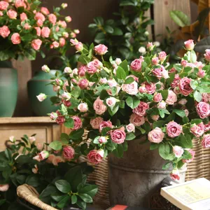 Composizione di rose fiorite artificiali vaso in ceramica decorazione soggiorno casa