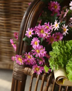 Piccole margherite artificiali stile country decorazione casa oggetti di scena foto