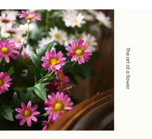 Bouquet di margherite artificiali, dettaglio in stile rustico per la decorazione e foto.