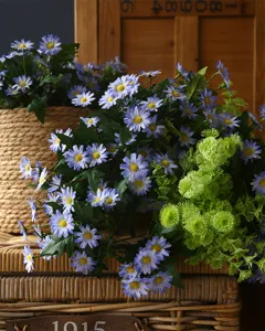 Mazzo di margherite blu artificiali fiori finti per decorazione domestica e oggetti di scena