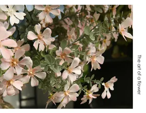 Detailaufnahme von künstlichen kleinen Wildblumen im ländlichen Stil als Dekorations-Requisite.