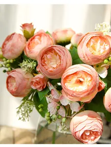 Détail d'un bouquet de roses artificielles, élégant accessoire de déco nordique.