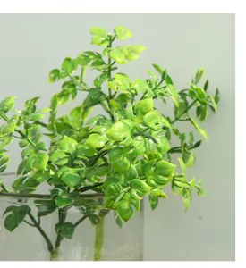 Λεπτομέρεια από τεχνητά μίνι φύλλα monstera, ιδανικά για διακόσμηση σπιτιού.