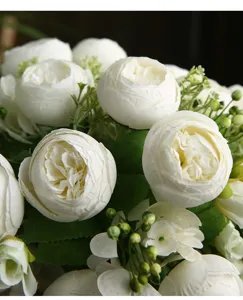 Gros plan de bouquet de roses de thé artificielles blanches, pétales réalistes pour déco.