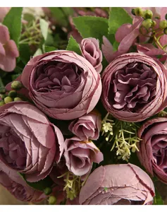 Gros plan d'un bouquet de roses artificielles rétro roses, idéal pour la déco et la photographie.