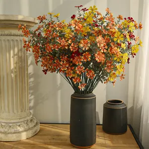 Künstlicher Wiesenblumenstrauß in schwarzer Vase, ländliche Deko für das Wohnzimmer.